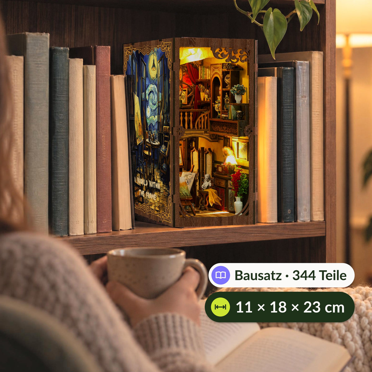 Van Gogh Book Nook | « La Nuit étoilée de Saint-Rémy », qui brille sur l'étagère du salon, une personne en train de lire en buvant un thé, dimensions : 11 × 18 × 23 cm