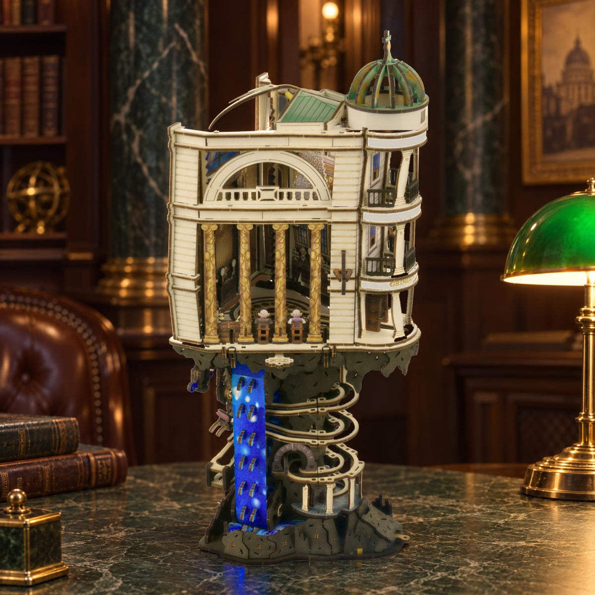 Gringotts Bank Marble Run van hout, in een bankhal met groene marmeren zuilen, de blauwe LED-waterval licht op