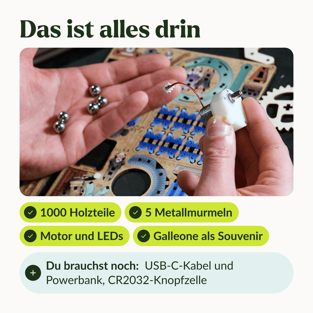 Contenu de la boîte « Marble Run de la banque Gringotts » : pièces en bois, 5 billes en métal, moteur et LED ; le Galleon, les câbles et la batterie externe sont vendus séparément