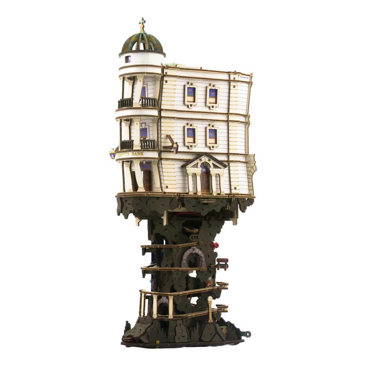 Circuit à billes « Gringotts Bank » en bois, en fond perdu sur fond blanc, la banque surélevée sur la tour à billes