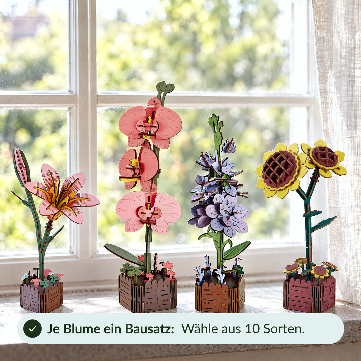 Holzblumen: Lilie, Orchidee, Veilchen und Sonnenblume auf der Fensterbank, je Blume ein Bausatz