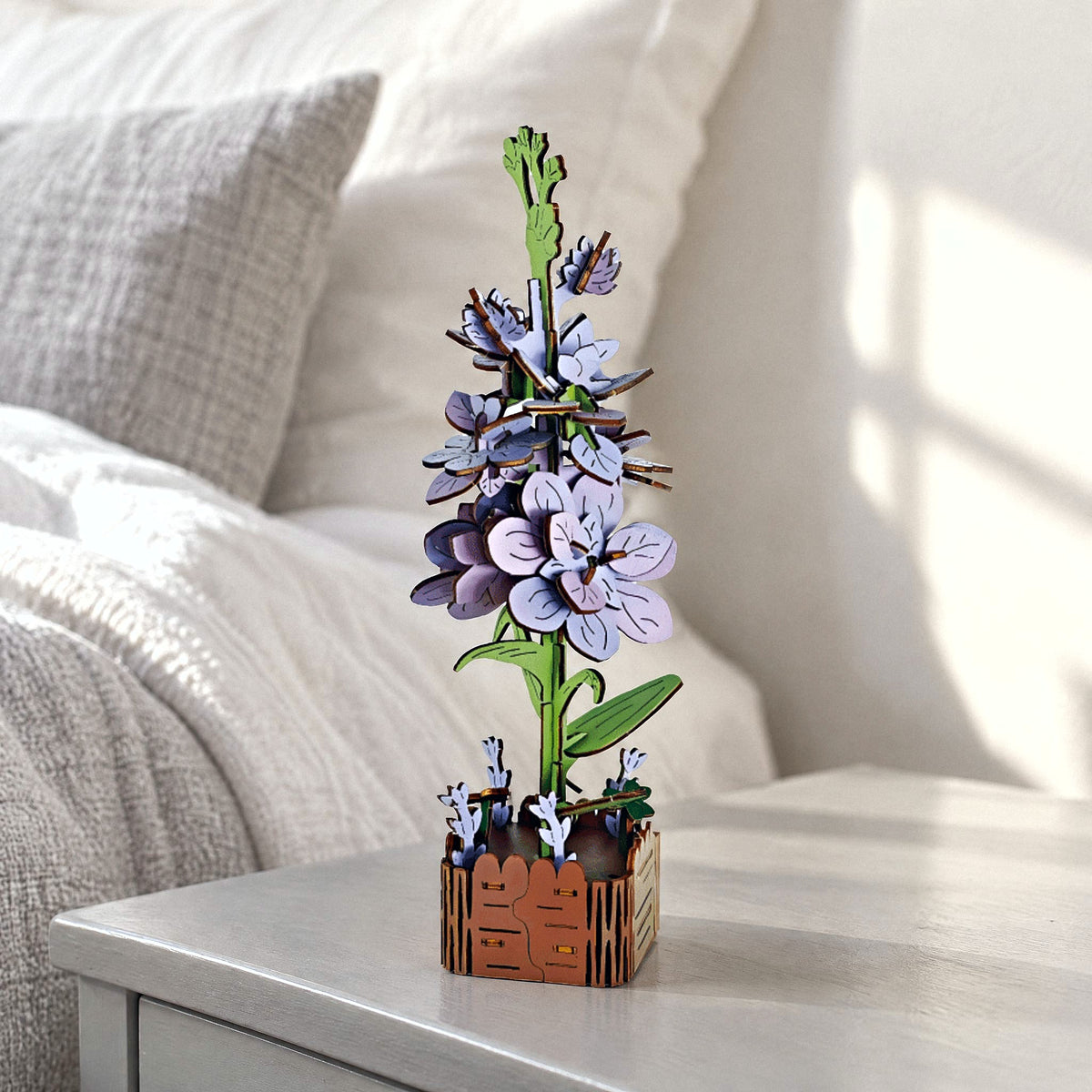 Holzblumen, Veilchen: fliederfarbenes Holzveilchen im Holztopf auf dem Nachttisch