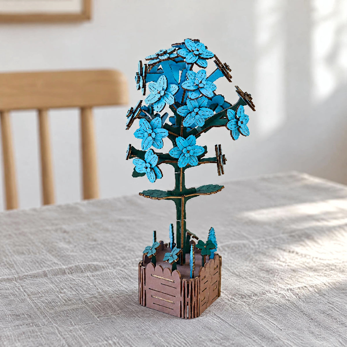 Holzblumen, Hyazinthe: hellblaue Holzhyazinthe im Holztopf auf dem Esstisch