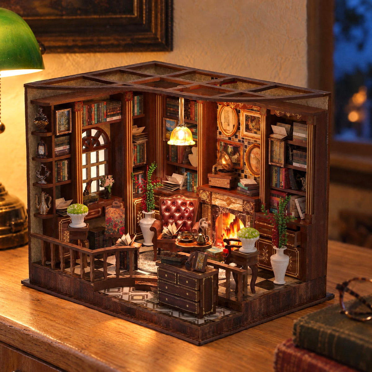 The Old Study Room Miniaturhaus leuchtet abends auf dem Sideboard, warmes Licht auf Ledersessel, Kamin und Bücherregalen
