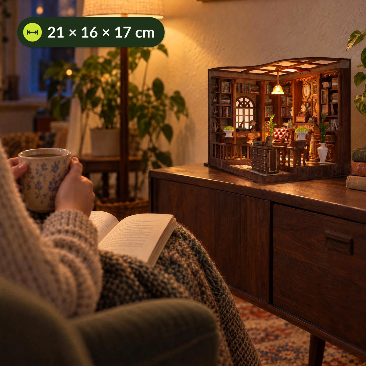 The Old Study Room Miniaturhaus im Wohnzimmer auf dem Sideboard, 21 × 16 × 17 cm groß