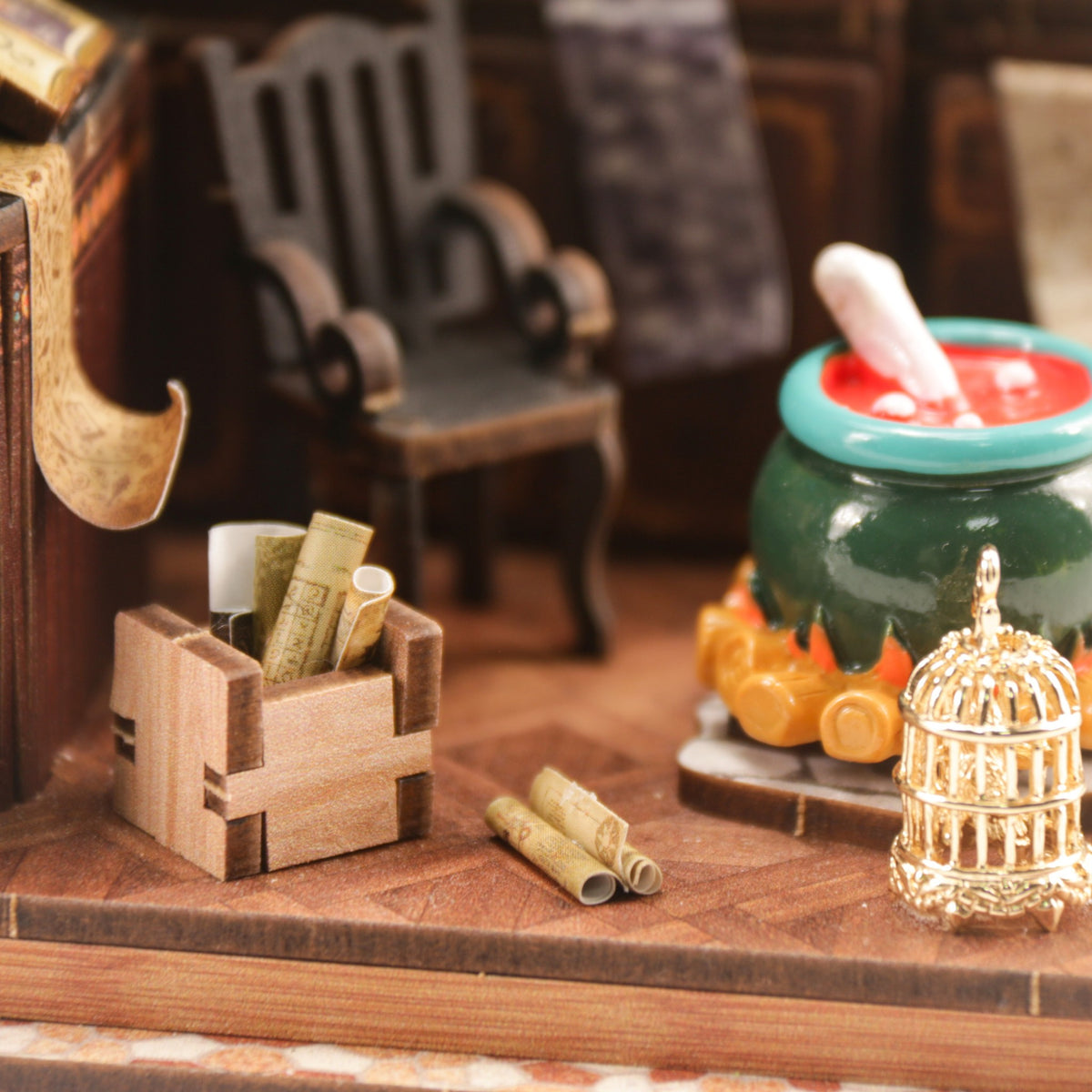 Magic Potion Room Miniaturhaus, Blick in die Alchemisten-Werkstatt mit grünem Kessel, Stuhl und Schriftrollen
