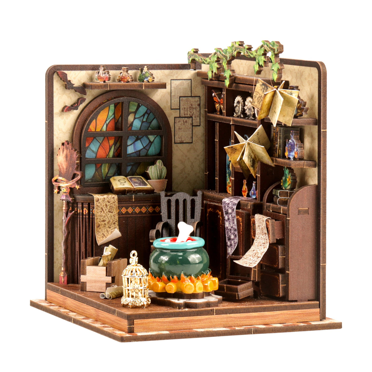 Magic Potion Room Miniaturhaus freigestellt, Alchemisten-Werkstatt mit Buntglasfenster und Efeu-Girlande