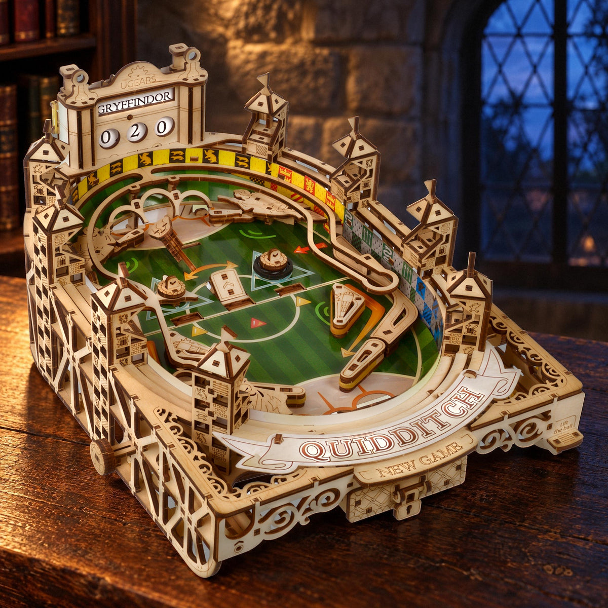 Un flipper Quidditch en bois posé sur une table en chêne dans la salle de pierre, avec un vitrail gothique, au crépuscule