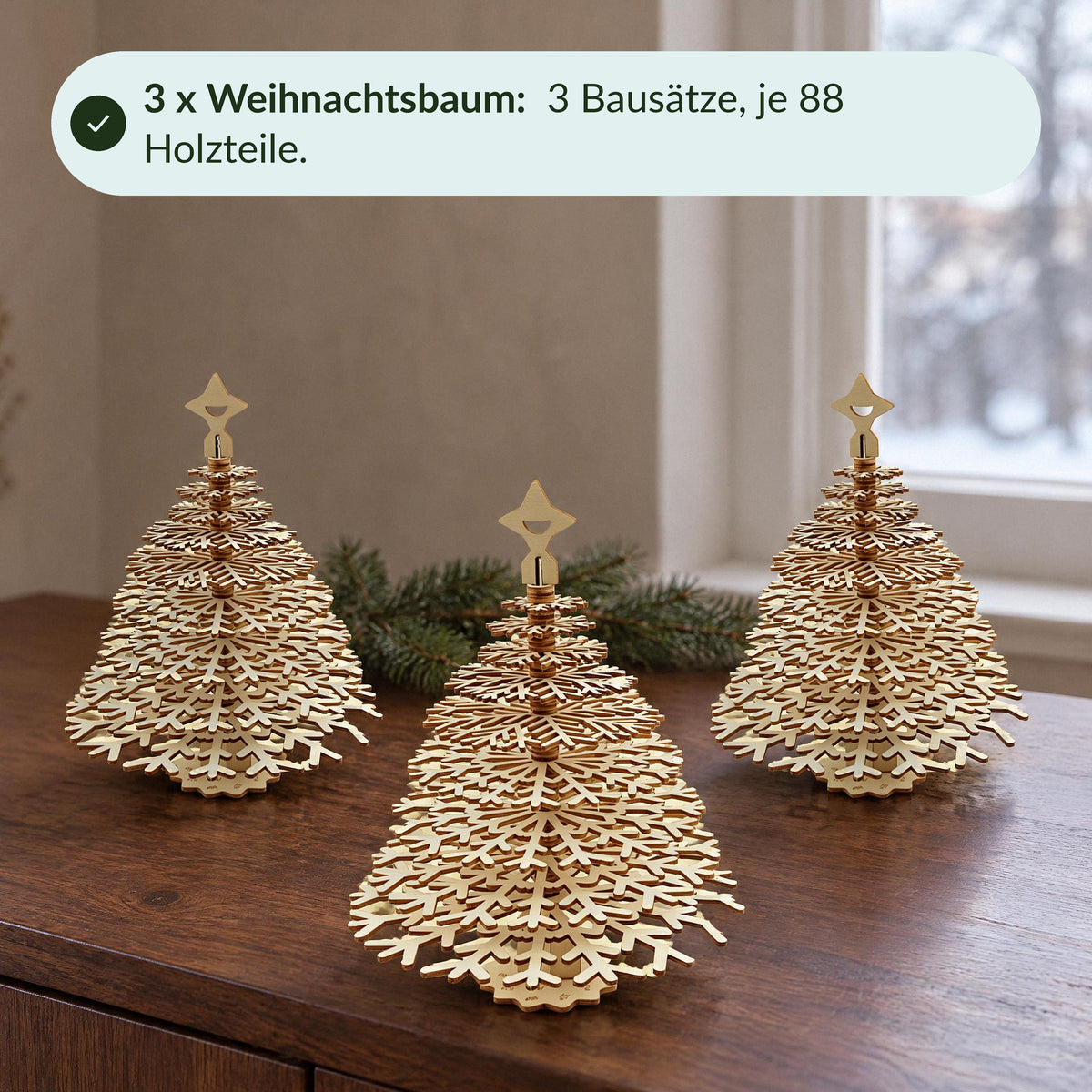 Weihnachtsbaum aus Holz, Set mit 3 Bäumen: drei fertige Holzbäume auf einem dunklen Walnuss-Sideboard