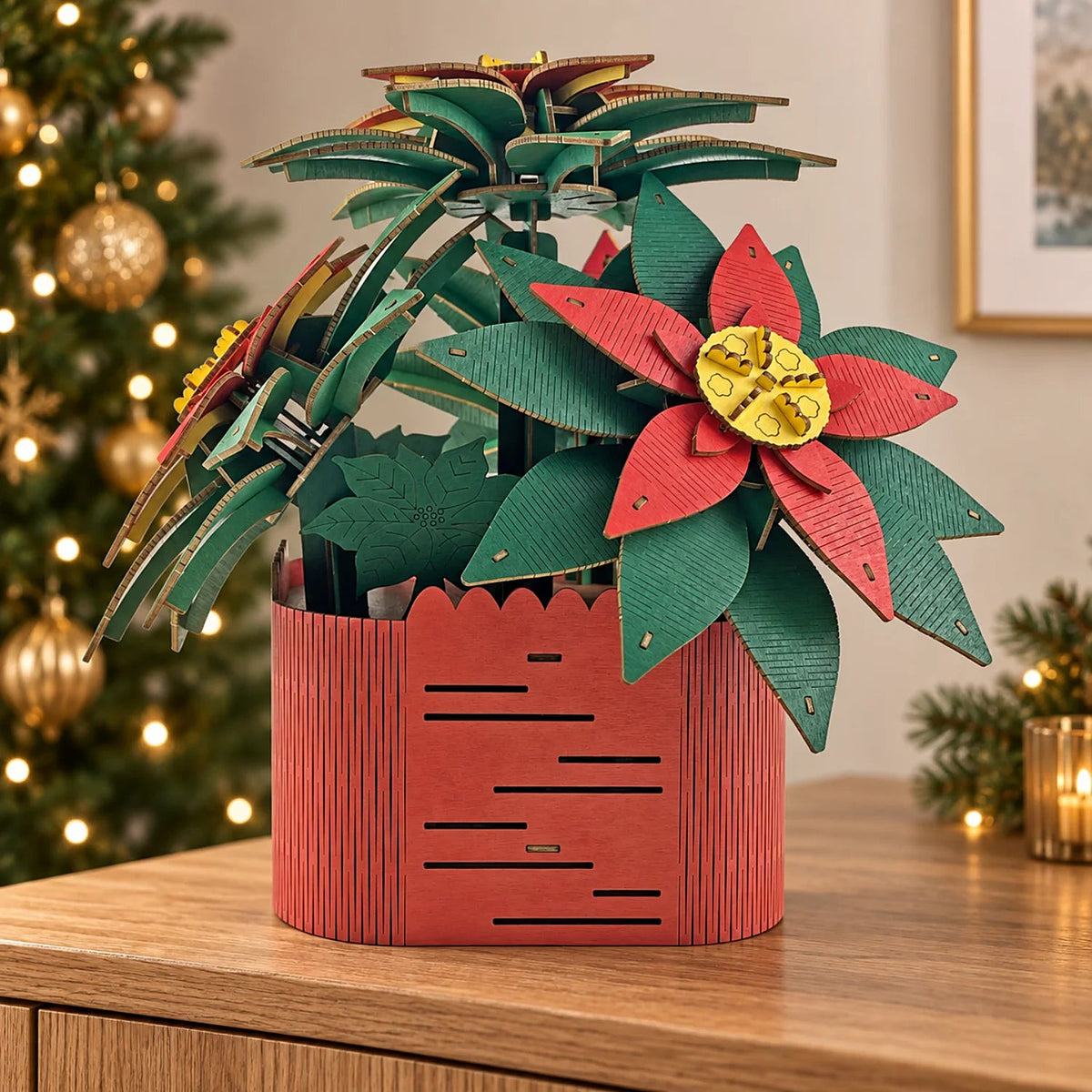 Grote houten kerstster met rode bloemen en een gouden hart, voor een versierde kerstboom