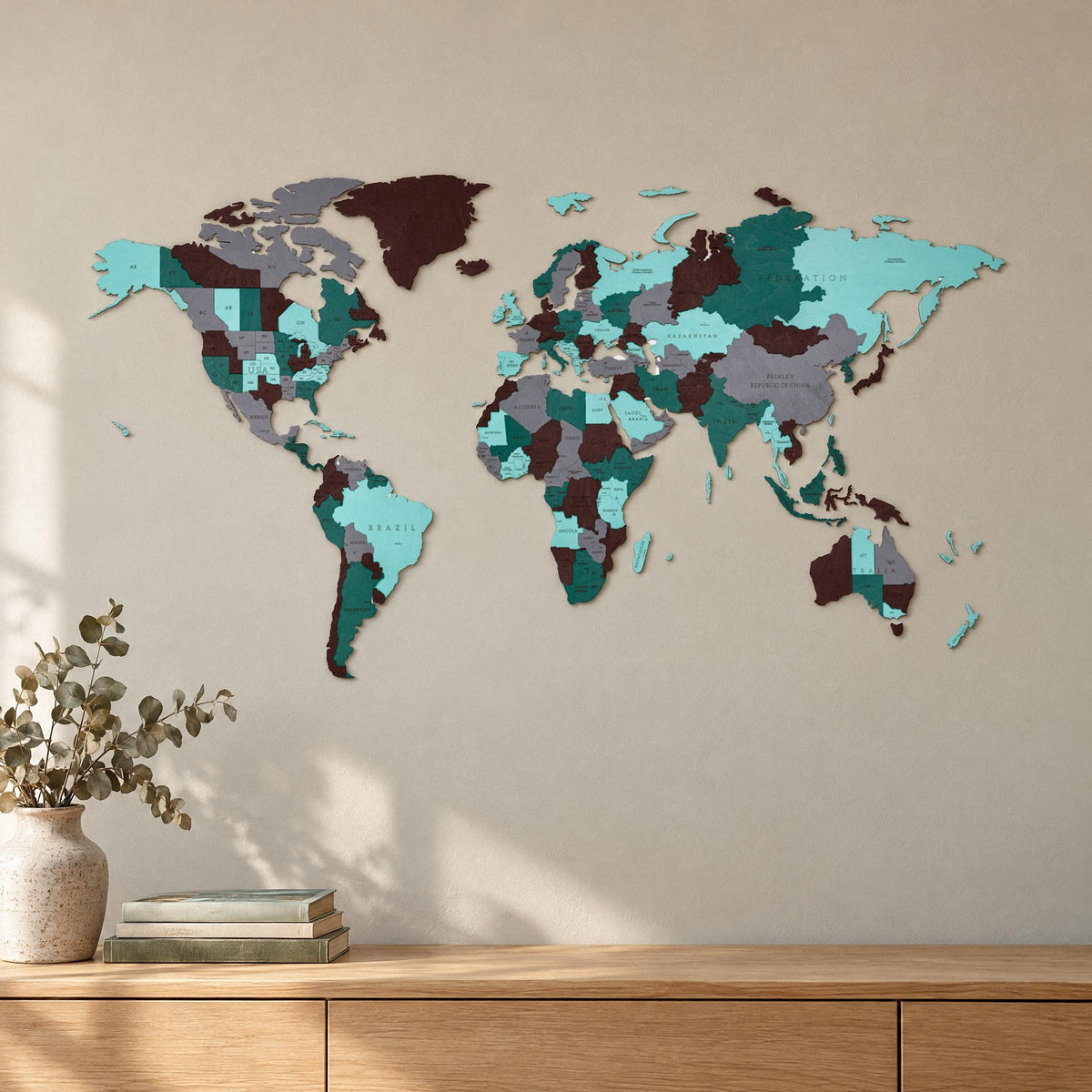 Carte du monde en bois « Émeraude » accrochée au mur au-dessus d'un buffet clair dans le salon