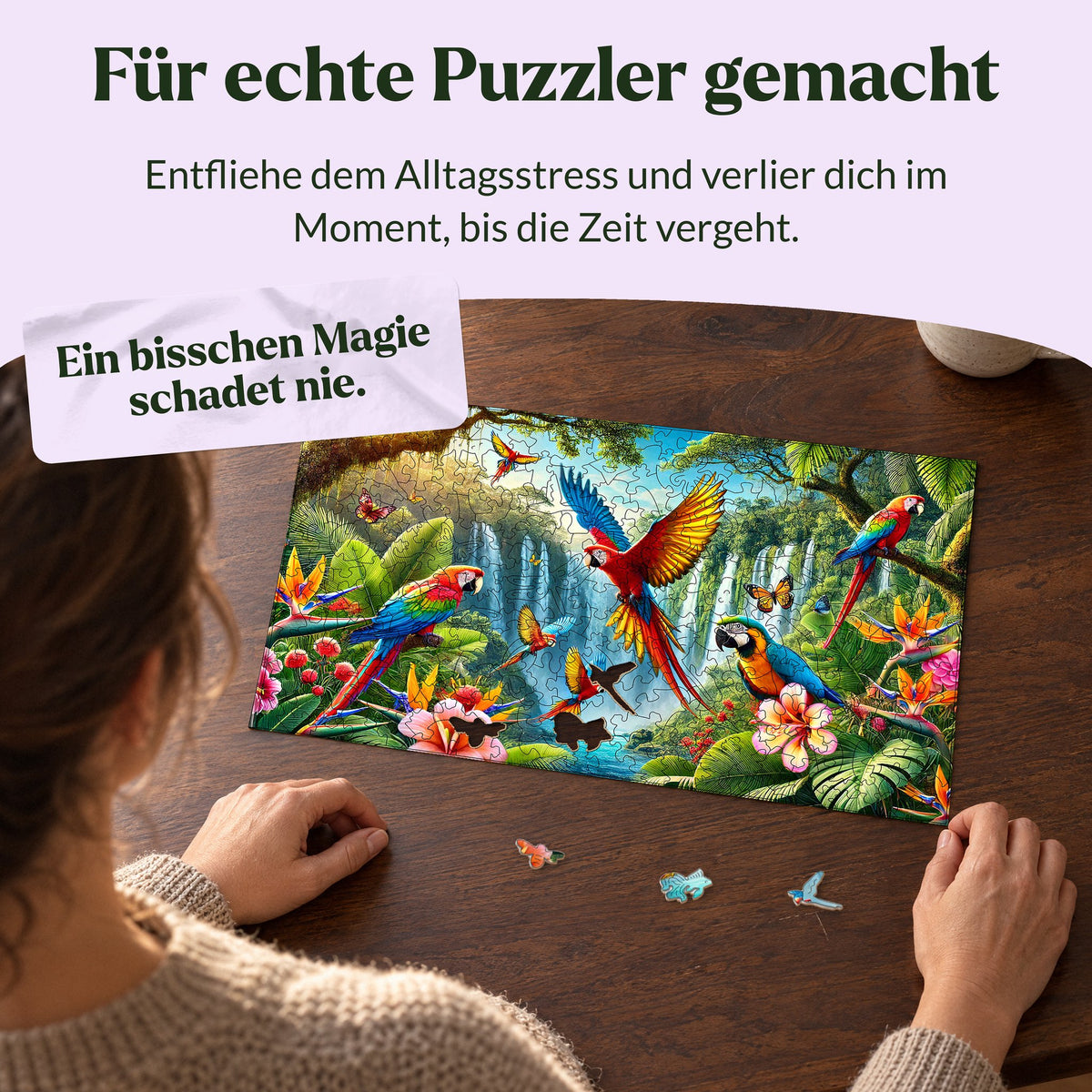 Puzzle en bois « L'île aux perroquets » : une femme fait son puzzle l'après-midi à une table en bois ; des pièces détachées sont posées devant le motif