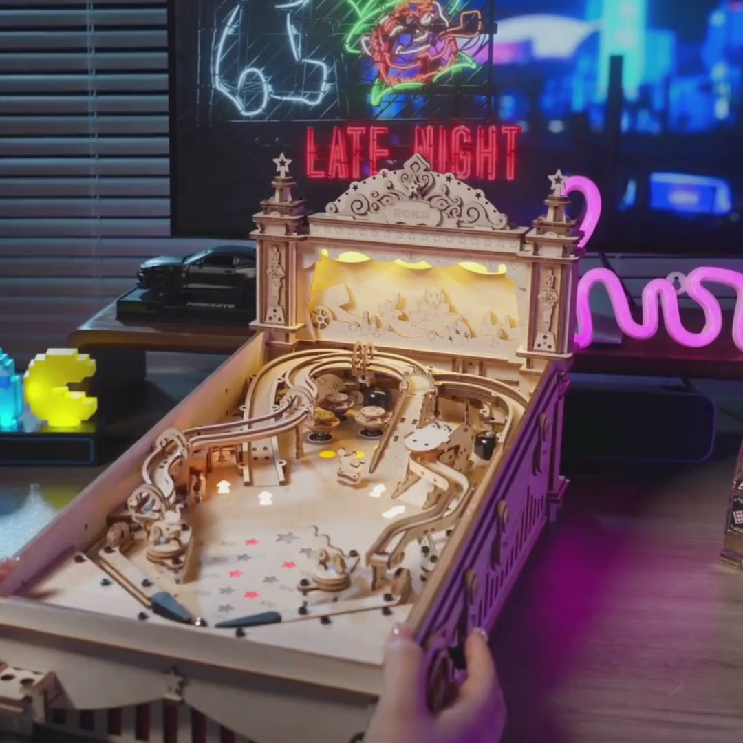 Houten 3D-flipperkast in actie: spelen met de flipperknoppen, lichtspel op het speelveld, bal op de helling en verlichte bumpers