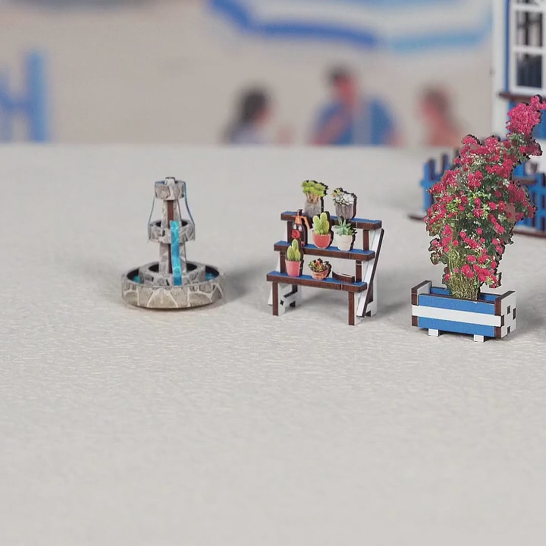Santorini Café Miniaturhaus, Video: Möbel, Terrasse mit Sonnenschirm und beleuchtete Café-Theke von innen