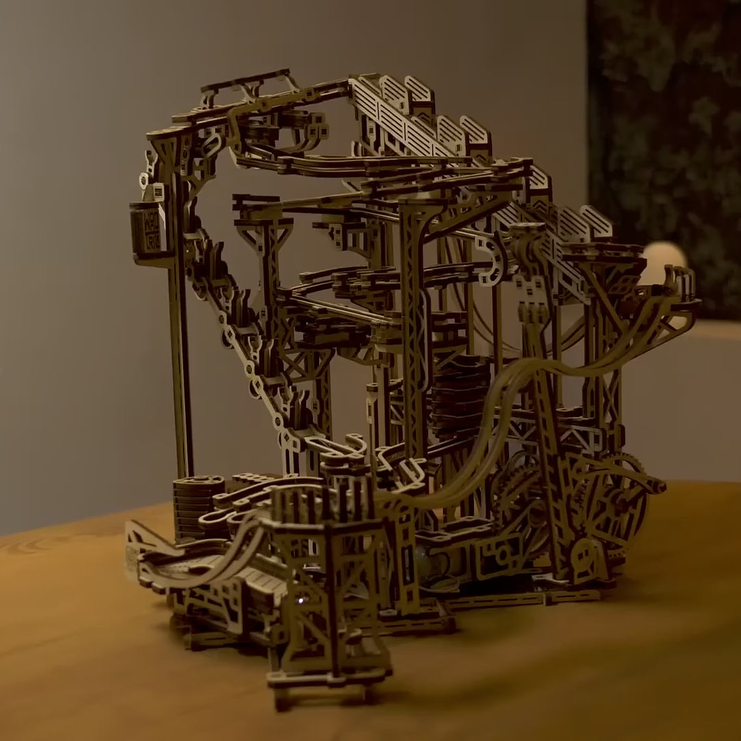 Spiral Murmelbahn Elektrisch aus Holz, Video: Starttaste, Spirallift und Metallkugeln, die durch die Bahnen rollen