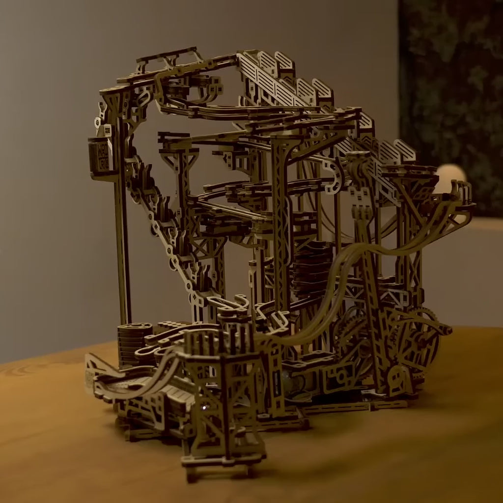 Spiral Murmelbahn Elektrisch aus Holz, Video: Starttaste, Spirallift und Metallkugeln, die durch die Bahnen rollen