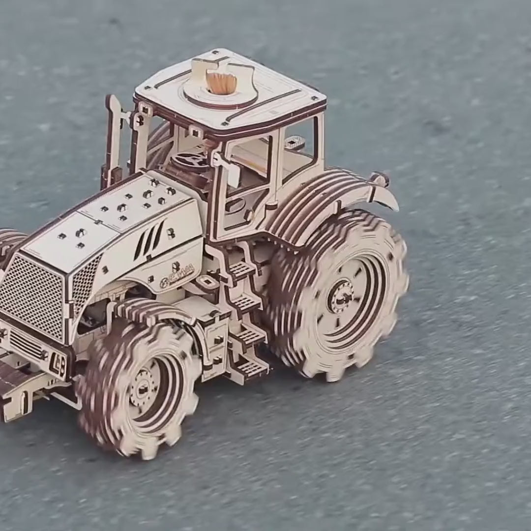 Tracteur mécanique, vidéo : il s'approche de la caméra, une main tourne la pièce fixée sur le toit, gros plans sur le moteur et l'arrière