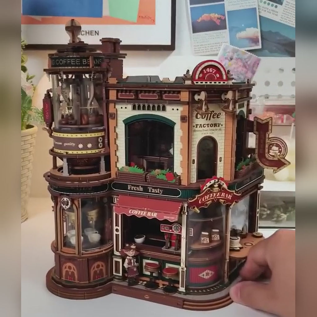 Houten Dream Coffee Factory: met één tik zet je de verlichting aan, waarna je de verlichte koffiebar met barista-figuurtje in close-up ziet