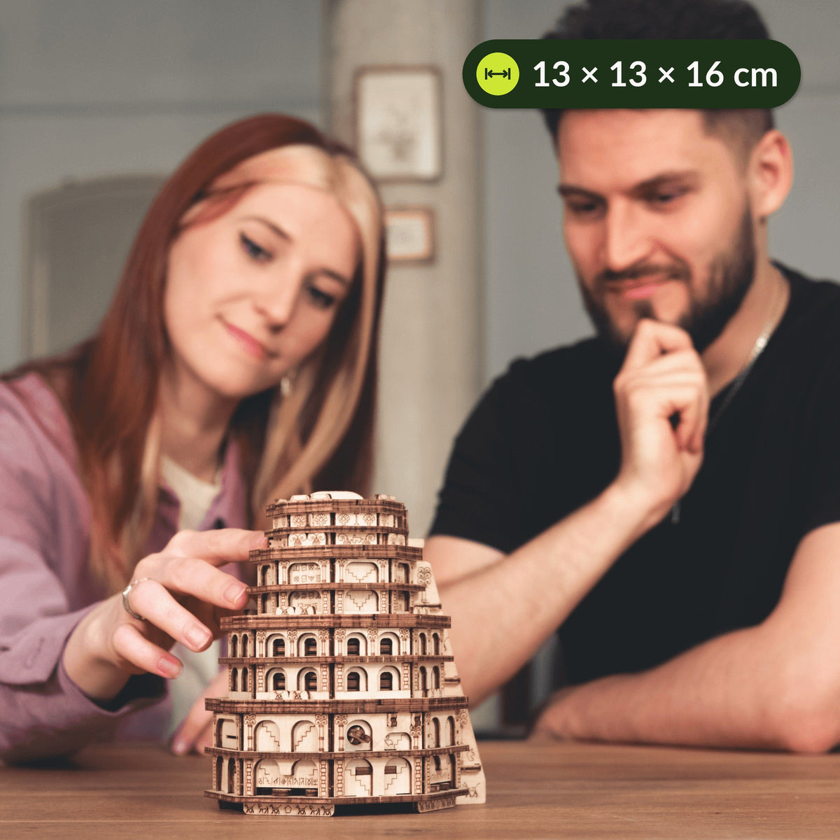 De Quest Tower-puzzelbox staat op tafel; je draait met één hand aan een verdieping, zo’n 13 cm breed en 16 cm hoog