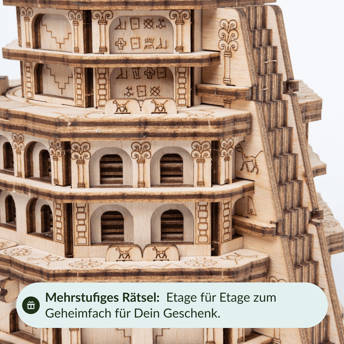 De Quest Tower-puzzelbox in detail: verdiepingen met bogen, trappen en symbolen, een puzzel met meerdere stappen om het geheime vakje te vinden