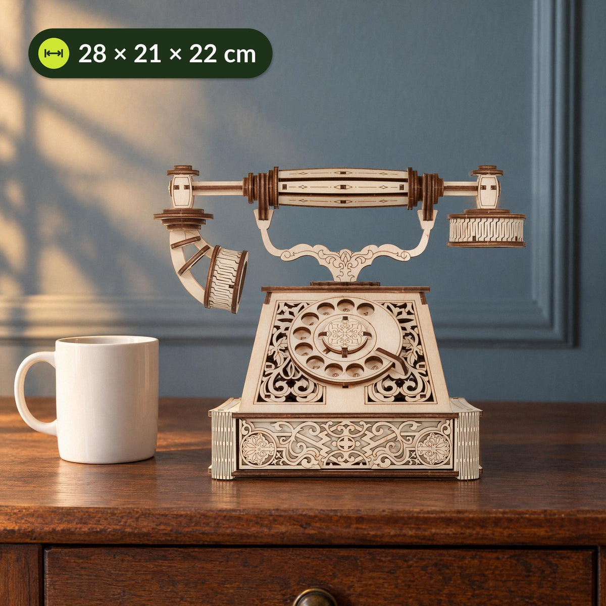 Retro Telephone – Vintage Bausatz, fertiges Holzmodell neben einer Kaffeetasse auf der Kommode, 28 × 21 × 22 cm groß