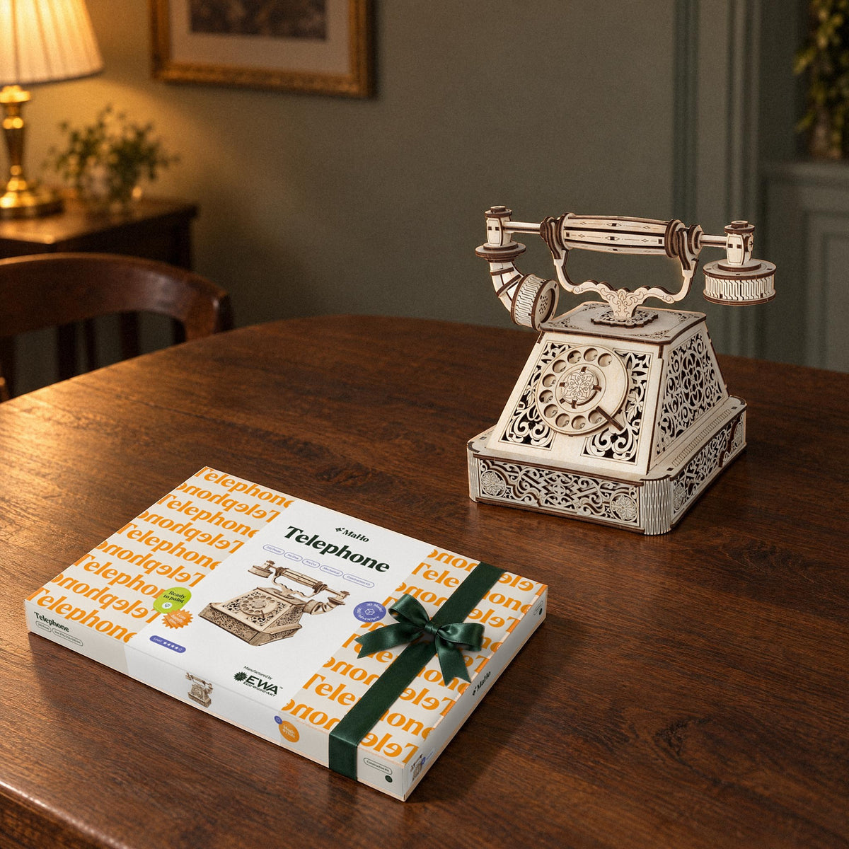 Retro Telephone – Vintage Bausatz, fertiges Holzmodell neben dem geschlossenen MaHo-Karton mit grüner Schleife