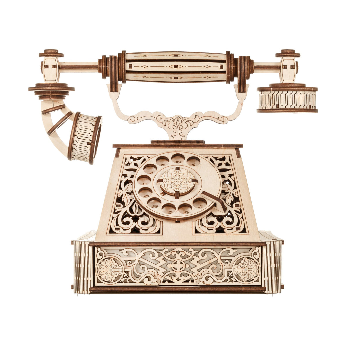 Retro Telephone – Vintage Bausatz, freigestelltes Holzmodell gerade von vorn mit Wählscheibe auf weißem Hintergrund