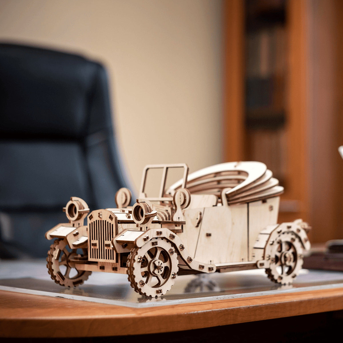 Retrocar Oldtimer aus Holz auf einem Schreibtisch im Büro, mechanischer Holzbausatz von Eco-Wood-Art