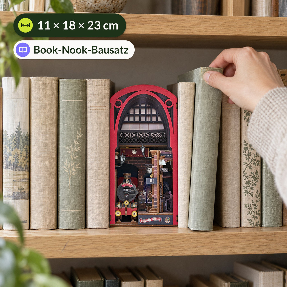 Hogwarts Express Book Nook, tussen boeken van dezelfde hoogte op de plank, een hand trekt een boek eruit, 11 × 18 × 23 cm