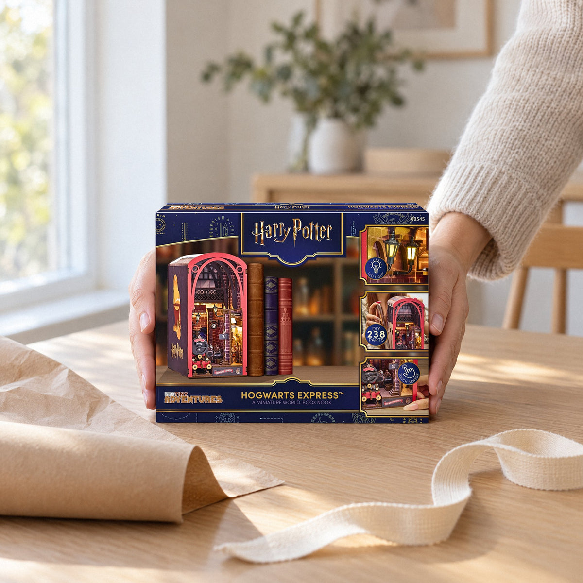 Hogwarts Express Book Nook, bouwpakket in de originele doos van Revell, wordt als cadeau ingepakt met inpakpapier
