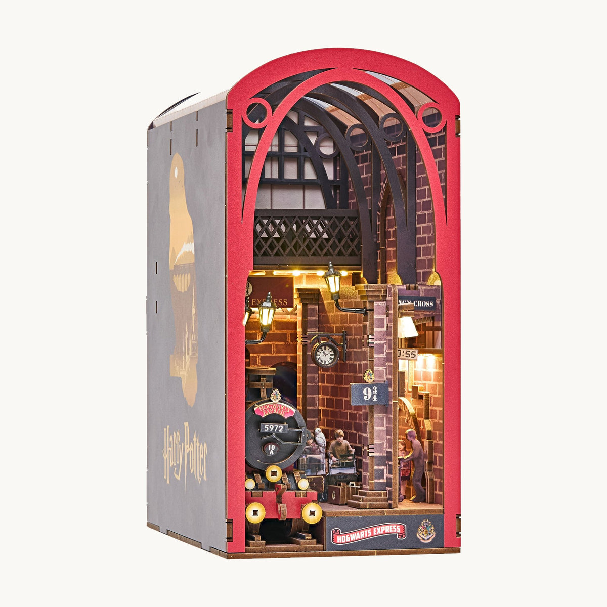 Hogwarts Express Book Nook, uitsnede van het voltooide model met verlicht perron en zijwand