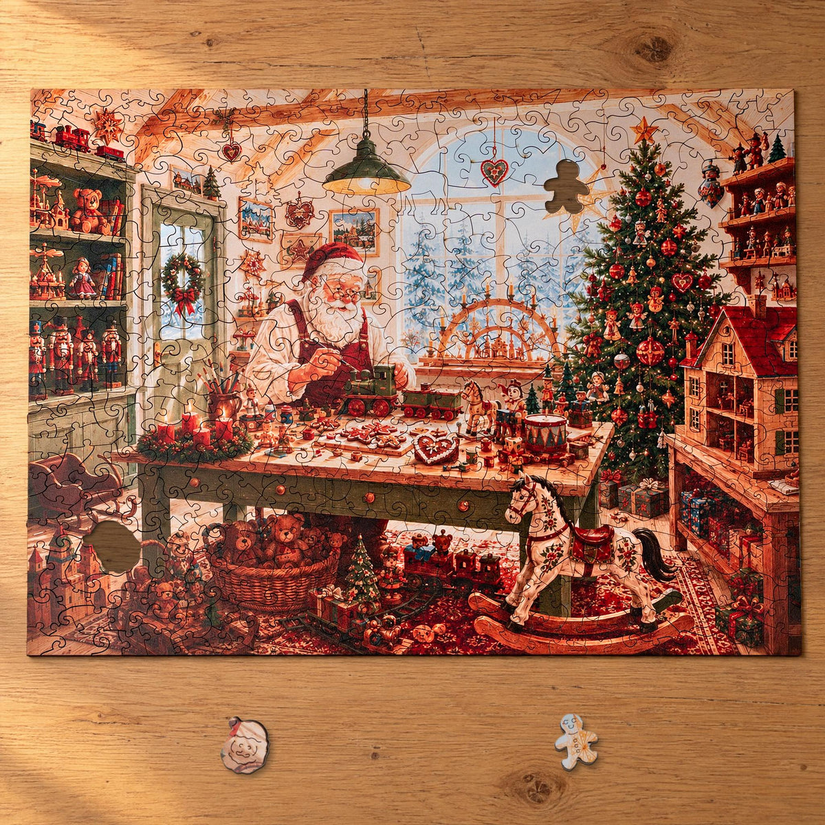 Santas Werkstatt Holzpuzzle, fast fertig auf hellem Eichentisch, davor Lebkuchenmann und Weihnachtsmann als Figurenteile