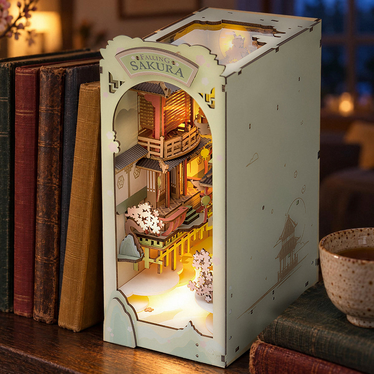 Falling Sakura Book Nook : le soir, ça s'allume dans la bibliothèque, et une lumière chaude éclaire les vieux livres à côté