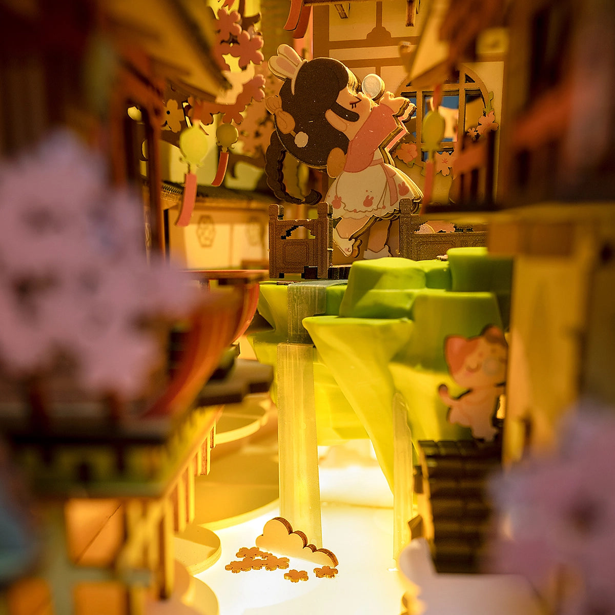 Falling Sakura Book Nook, Einblick: Mädchen mit Hase am leuchtenden Wasserfall zwischen Kirschblüten