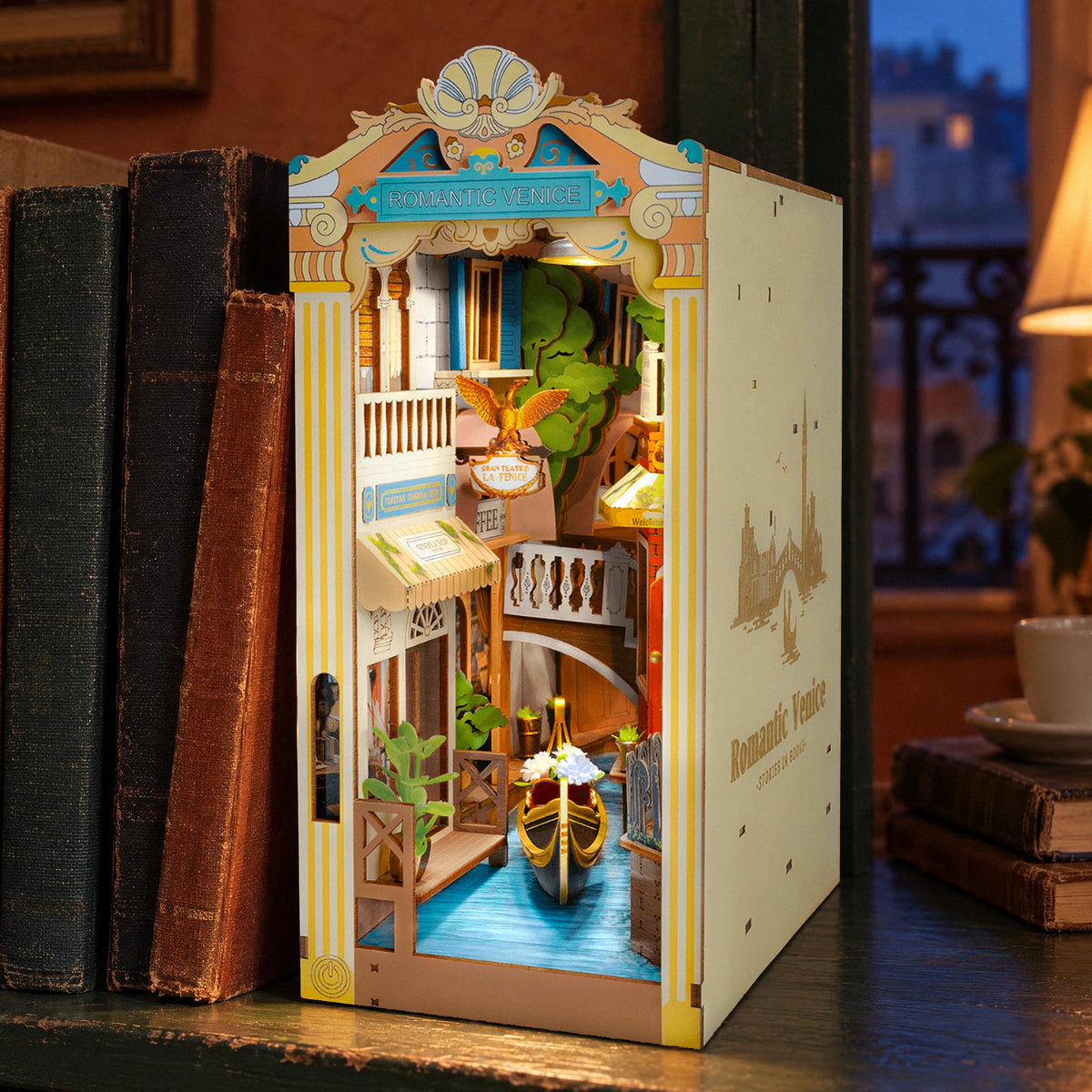 « Venise romantique » Book Nook : ça s'allume le soir sur la bibliothèque, avec une lumière chaleureuse qui éclaire les livres à côté