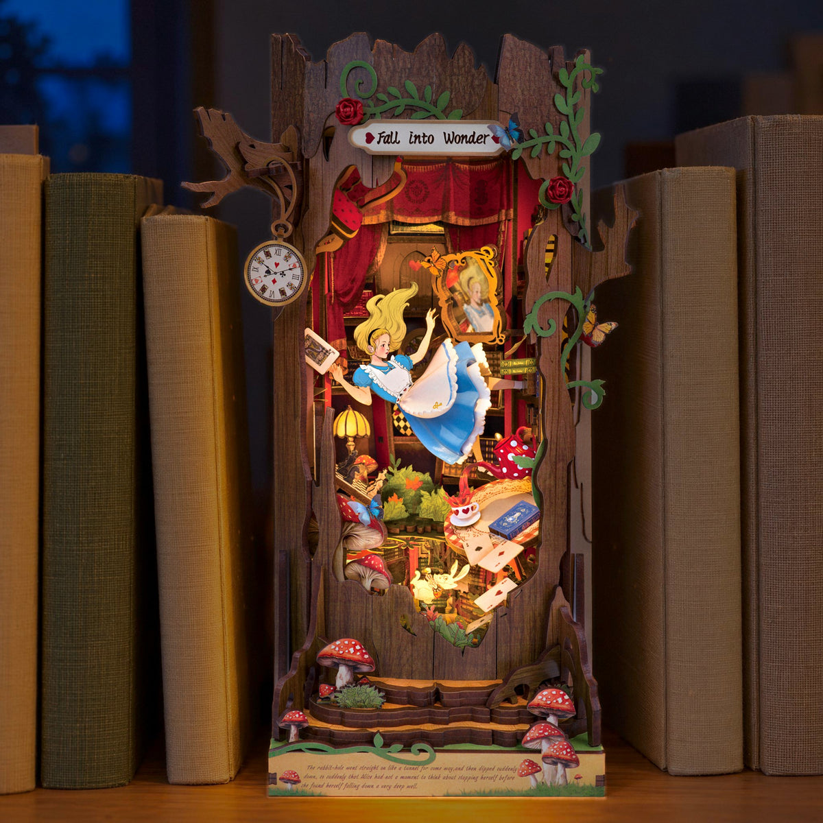Alice Adventure Book Nook, leuchtendes Wunderland-Diorama zwischen hellen Büchern im Regal am Abend