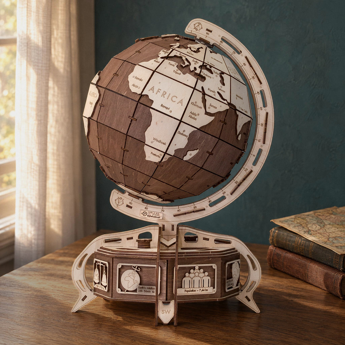 The Globe – Le globe, un globe en bois brut posé dans le bureau, sur le bureau en chêne, baigné par la douce lumière du matin
