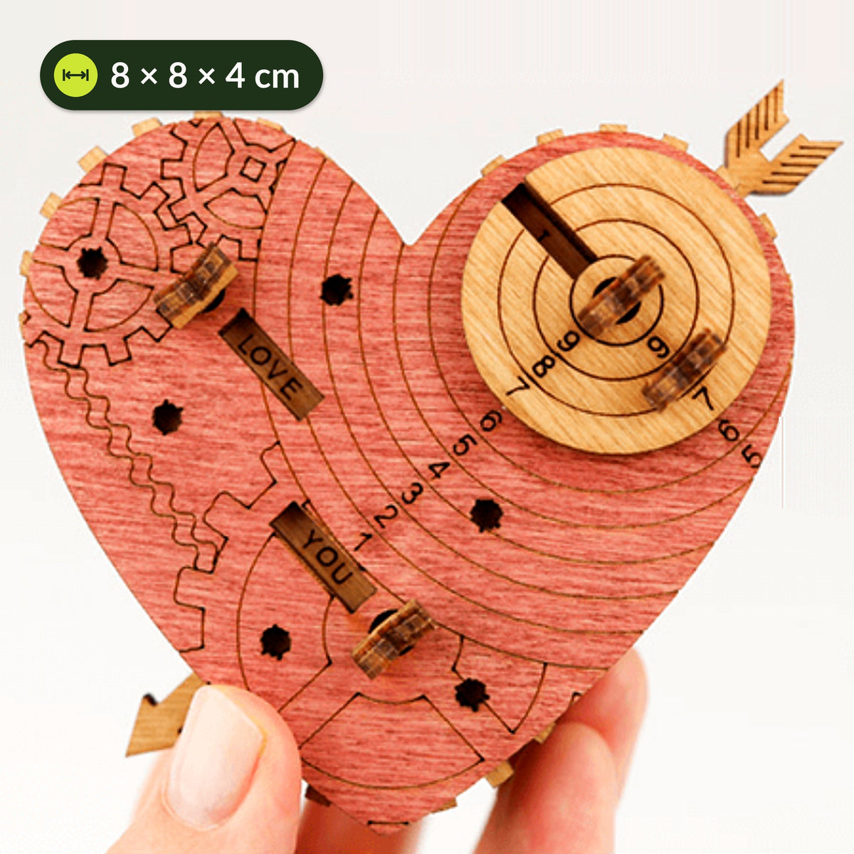Tin Woodman's Heart in einer Hand gehalten, etwa 8 x 8 x 4 cm groß, mit den Wortfenstern LOVE und YOU