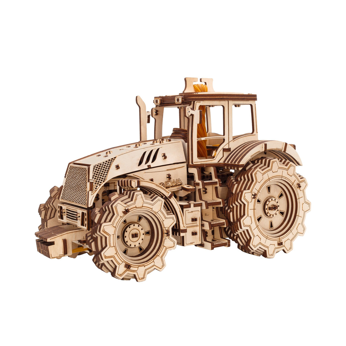 Tracteur mécanique, entièrement assemblé, en découpe sur fond blanc