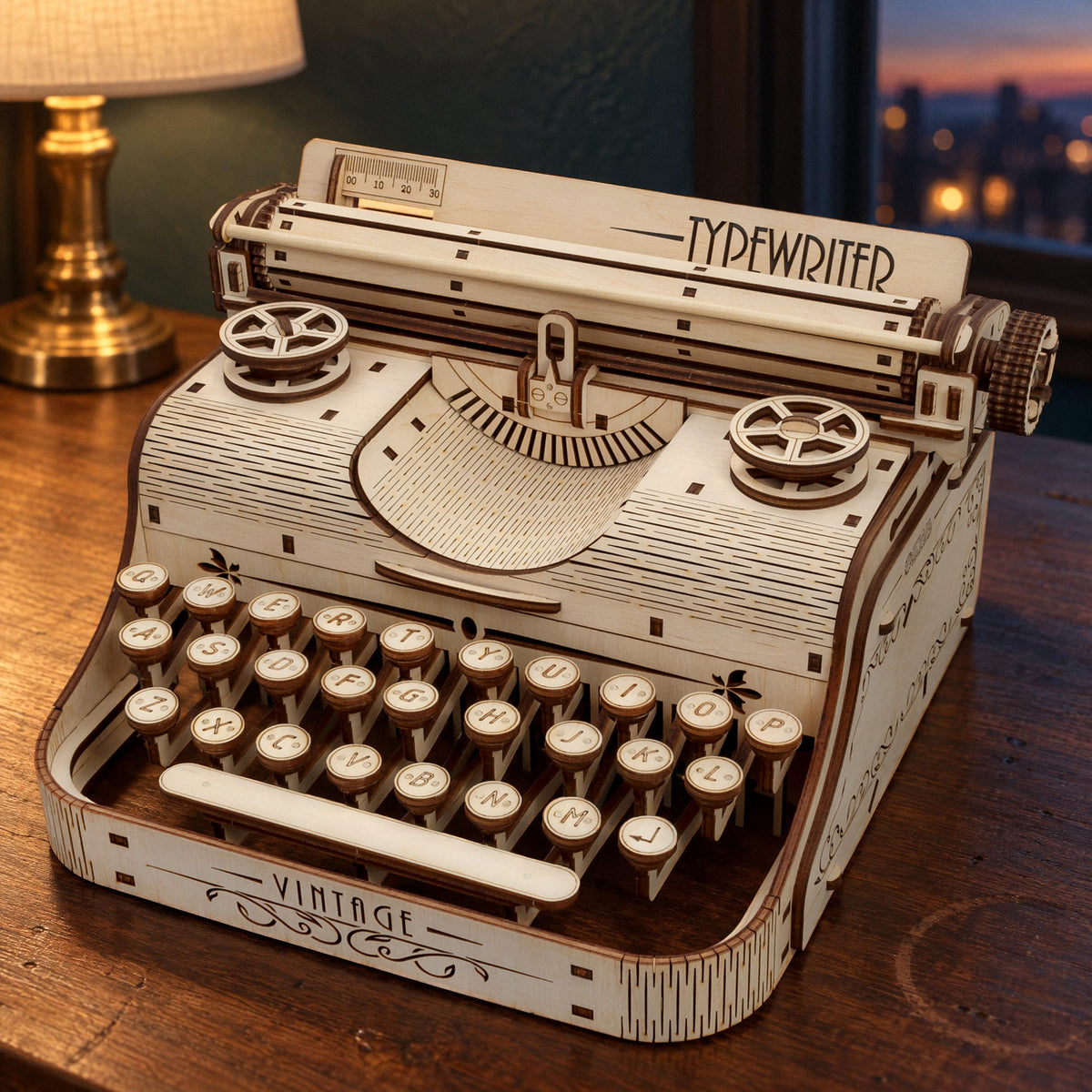 Machine à écrire – Vintage Typewriter, maquette en bois finie, éclairée par la lumière d'une lampe, posée sur un bureau sombre devant la fenêtre au crépuscule