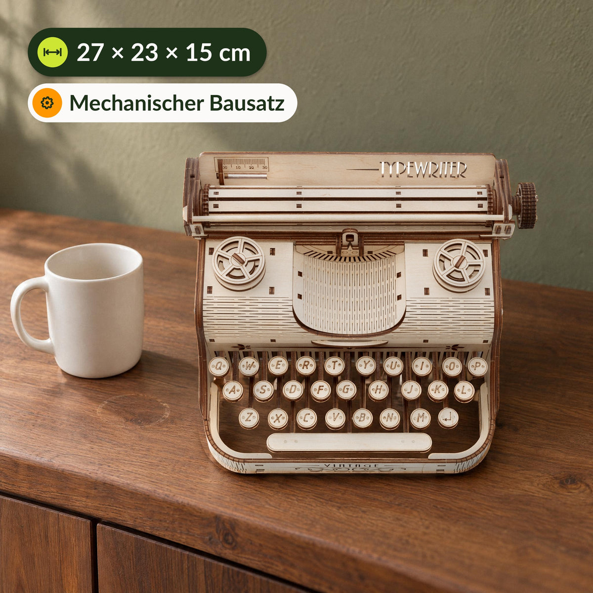 Schreibmaschine – Vintage Typewriter, fertiges Holzmodell neben einer Tasse auf dem Sideboard, 27 × 23 × 15 cm groß