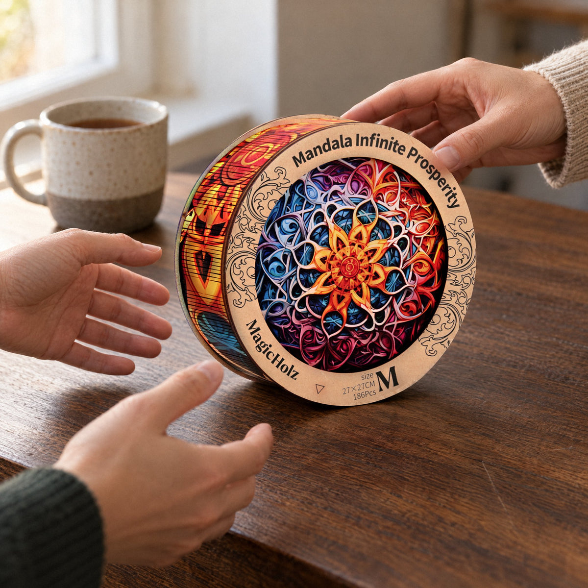 Unendlicher Reichtum Mandala Holzpuzzle, runde Holzbox mit Mandala auf dem Deckel wird als Geschenk über den Tisch gereicht