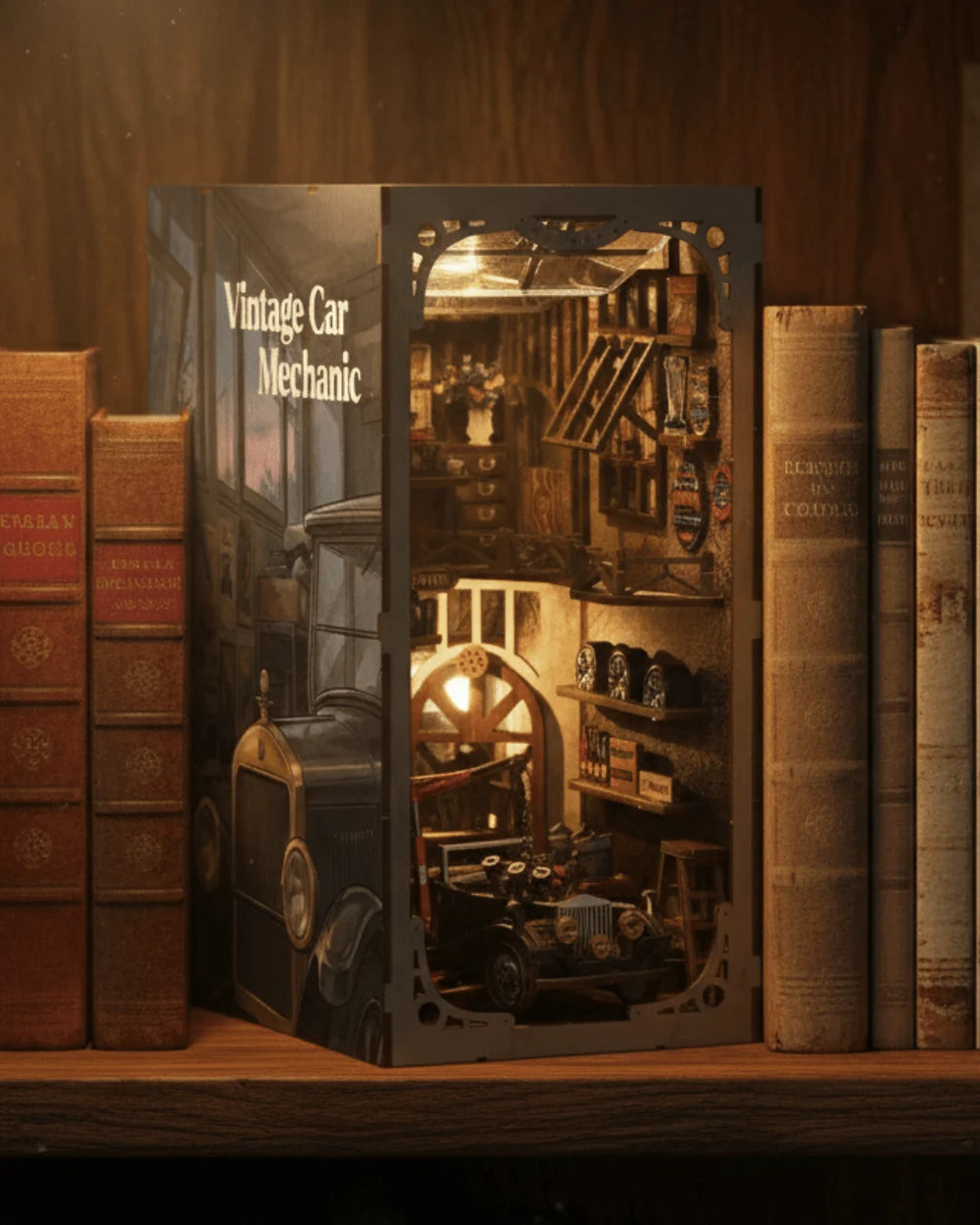 Vintage Car Mechanic in de boekenkast met verlichting
