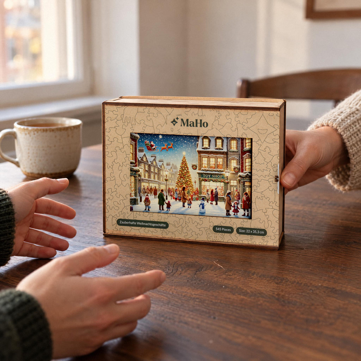 De jolies petites affaires de Noël : un puzzle en bois, une boîte en bois avec un motif de Noël qu'on se passe comme cadeau autour de la table