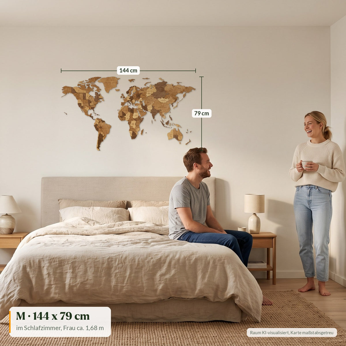 Houten wereldkaart, maat M, 144 x 79 cm, op schaal boven het bed in de slaapkamer; een stel lacht samen, de vrouw (ca. 1,68 m) staat ernaast (ruimte gevisualiseerd met AI)