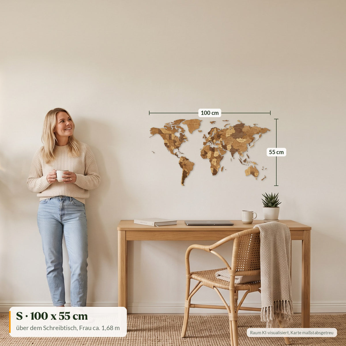 Houten wereldkaart, maat S, 100 x 55 cm, op schaal boven een bureau, ernaast een vrouw (ca. 1,68 m) met een koffiekopje (ruimte gevisualiseerd met AI)