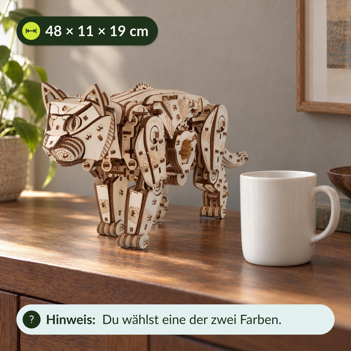 Mechanische katten – naturel of zwart, een naturel gekleurde houten kat naast een kopje op het dressoir, 48 × 11 × 19 cm groot