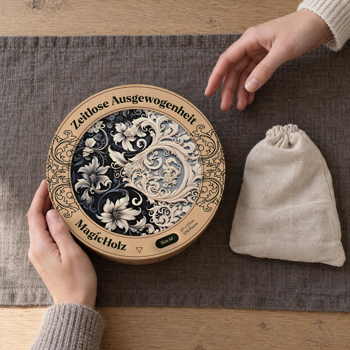 Zeitlose Ausgewogenheit Mandala Holzpuzzle, runde Premium-Holzdose als Geschenk, daneben der Stoffbeutel