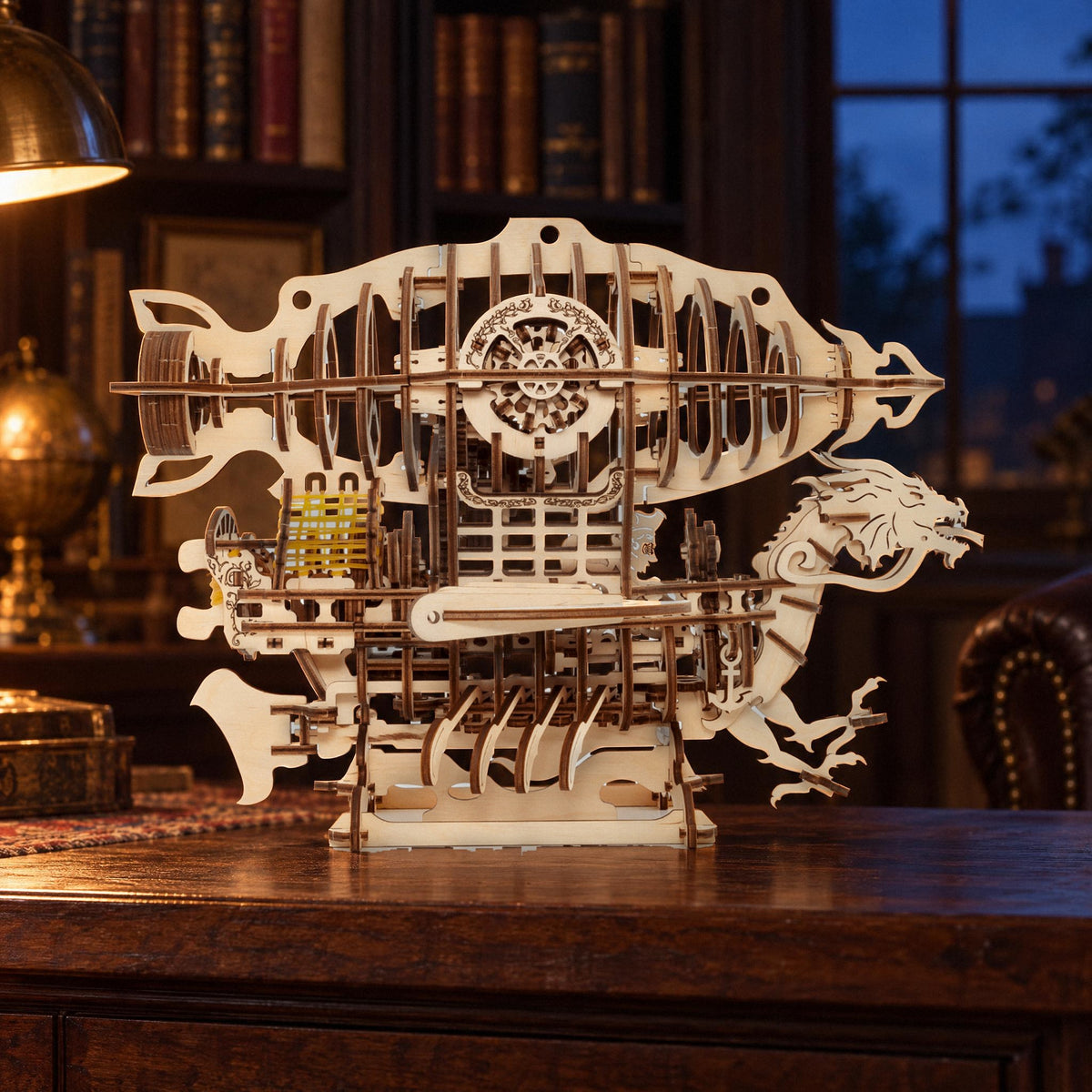 Zeppelin mit Drachen aus Holz auf einer Kommode in einer Bibliothek am Abend, mechanischer Bausatz von Eco-Wood-Art