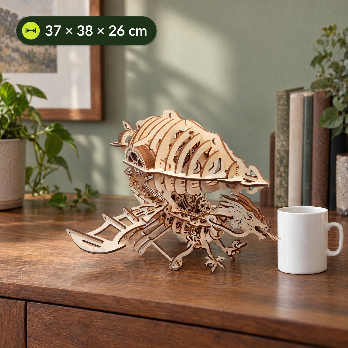 Zeppelin Holzmodell neben einer Kaffeetasse zum Größenvergleich, das fertige Modell ist 37 × 38 × 26 cm groß
